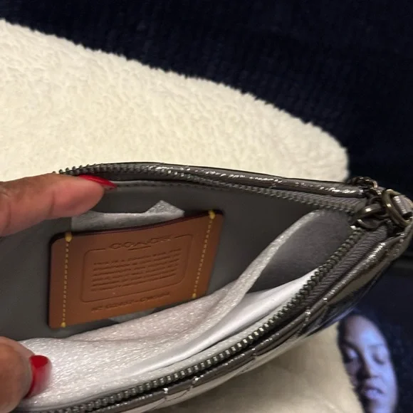 NWT Elegant Silver Quilted Women's Pouch Bag - Picture 3 of 4